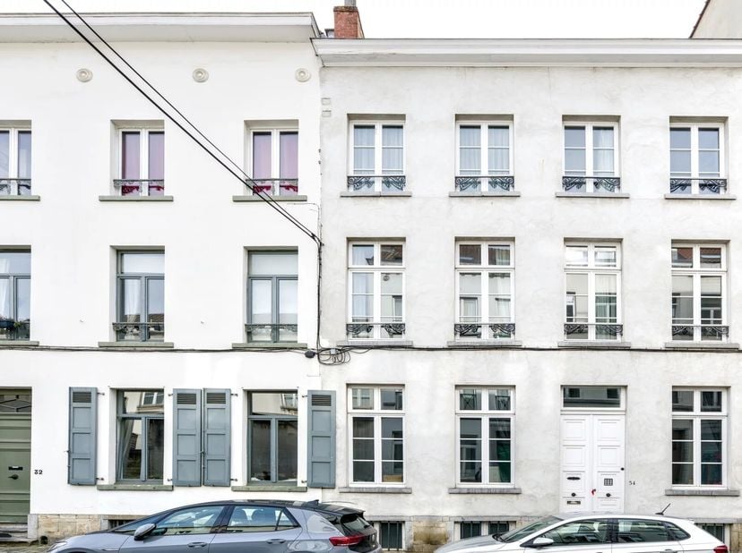Ideaal gelegen in het hart van de Sint-Katelijnewijk stelt Victoire Junot u deze charmante, volledig gerenoveerde woning voor met een totale bruto opp
