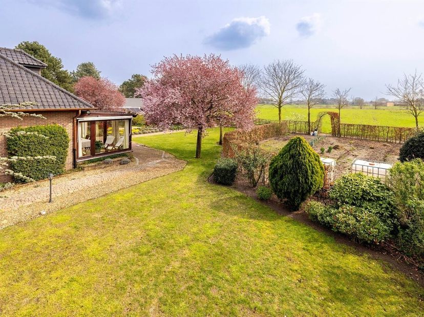 Woning op prachtig gelegen perceel van 14a 55ca<br />
Deze woning dateert van 1989 en bevindt zich in een goed staat van onderhoud.<br />
Ligging: Uit