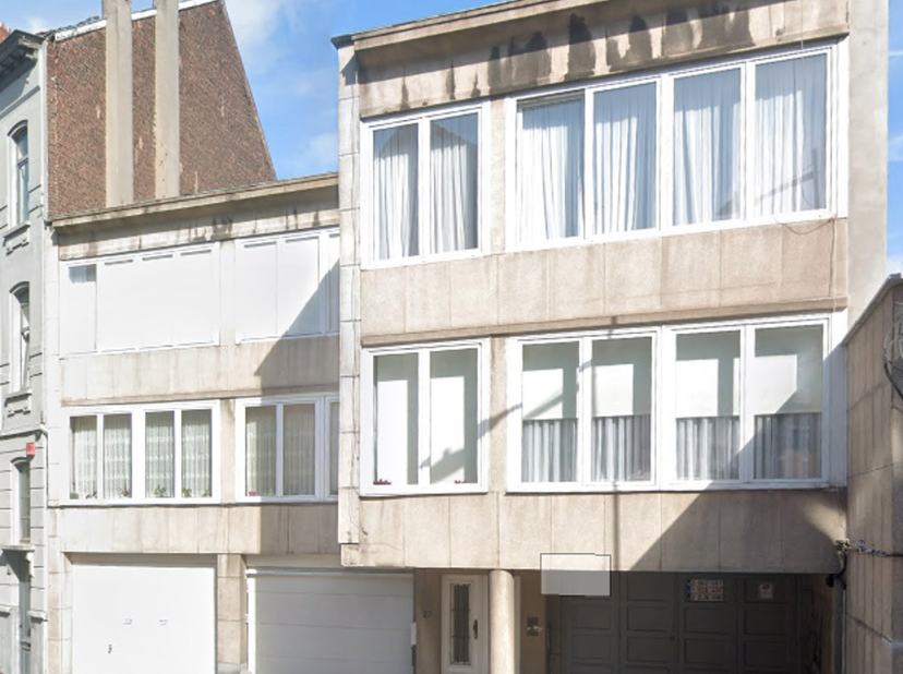 Rue A. Van Hasselt à côté du Square Armand Steurs, Box garage à vendre. Occupé actuellement (possibilité de donnée le renon avec un préavis de 3 mois)