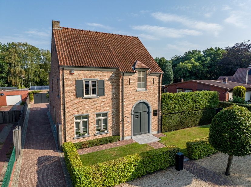 Deze sfeervolle en uitstekend onderhouden woning is rustig en kindvriendelijk gelegen in Mol-Gompel, op fietsafstand van lokale winkels en het centrum