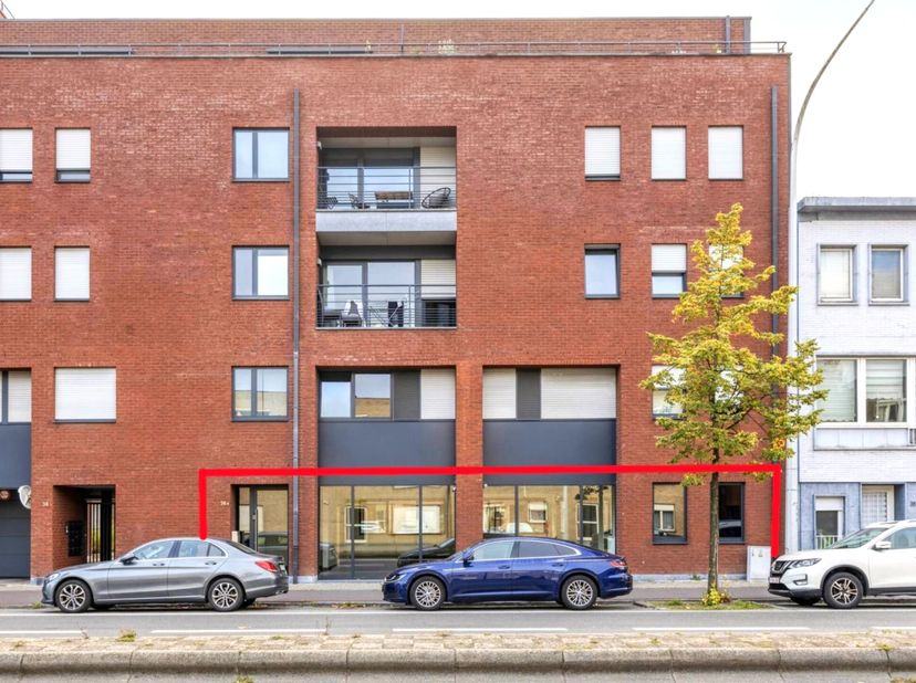 Bureau spacieux et lumineux à vendre à Boom<br />
<br />
Il s'agit d'un espace de bureau ouvert avec une kitchenette moderne, deux toilettes et des ra