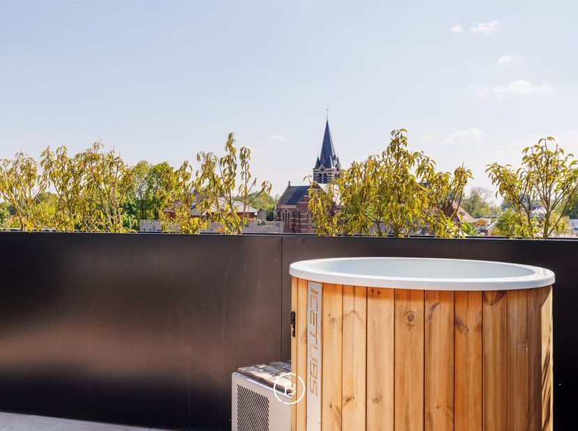 Uitzonderlijke penthouse dat luxe, comfort en verfijning naadloos combineert.<br />
Gelegen in een modern gebouw uit 2020, biedt het een spectaculair