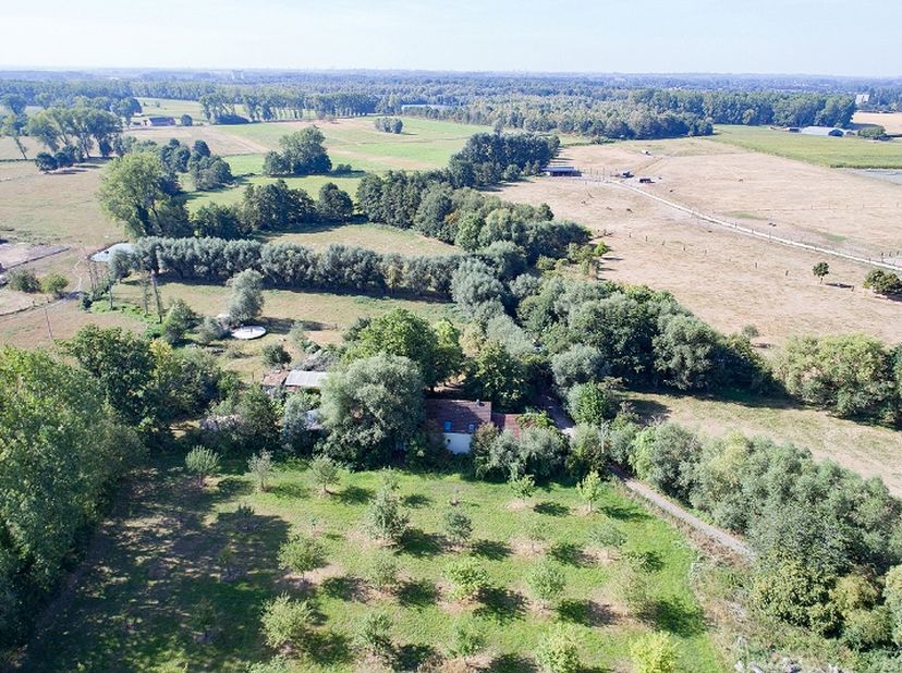 Kom tot rust in deze uitzonderlijk rustig gelegen 'te renoveren' langgevelhoeve op meer dan 2,5 hectaren<br />
<br />
TROEVEN:<br />
- Fenomenale ligg