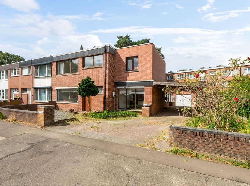 Ruime gezinswoning met 4 slaapkamers, tuin en garage op een perceel van 392 m²<br />
<br />
Bent u op zoek naar een woning die u volledig naar eigen