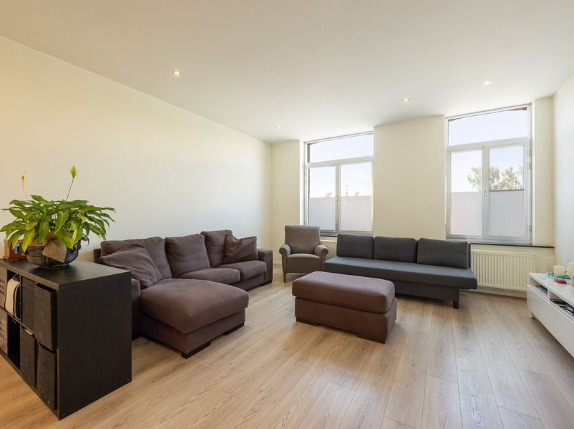 Instapklare gezinswoning met garage, atelier en zuidgerichte tuin nabij het Rivierenhof<br />
<br />
Op een gunstige locatie aan de Boshovestraat 76