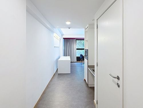                                         Studio met slaaphoek te huur in Oudergem, € 770
