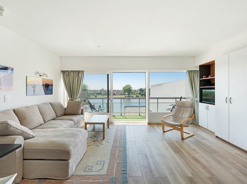 Deze zeer mooie zongerichte studio met panoramisch uitzicht is gelegen op de 3de verdieping.<br />
De studio beschikt over een inkomhal met vestiaire