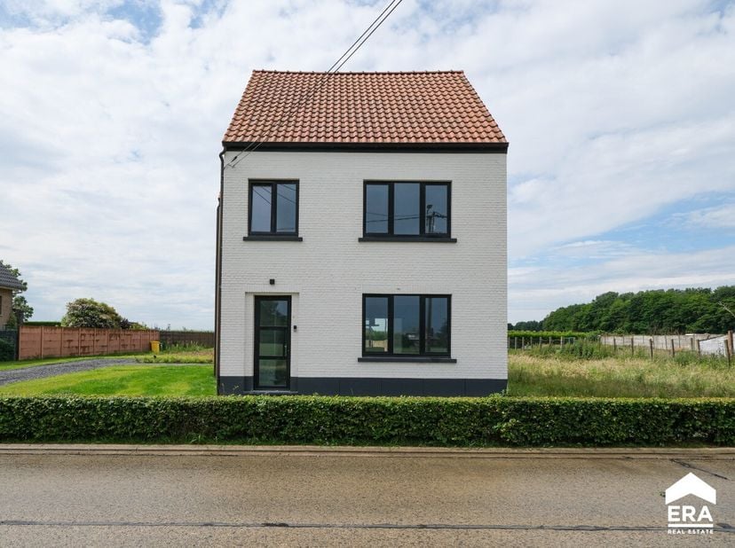 [[ DIT PAND NEEMT DEEL AAN DE ERA OPEN HUIZEN DAG OP 13/6 VAN 14:30 TOT 15:30 ]] Deze woning onderging een grondige totaalrenovatie met oog voor elk d