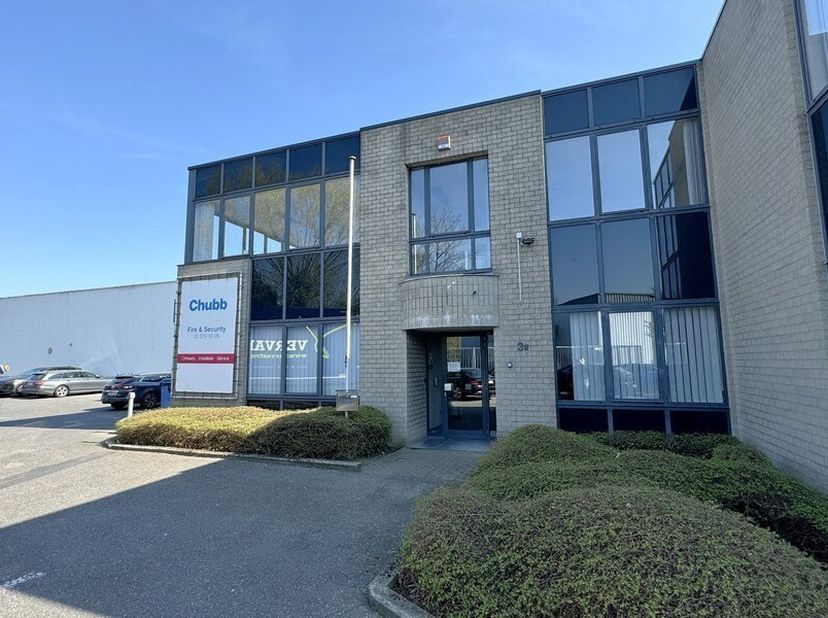 428,86m² magazijn met 290,75m² kantoorruimte<br />
Ligging: vlakbij Boomsesteenweg/A12 en E19<br />
Specificaties : vrije hoogte 6m, sectionaalpoort,