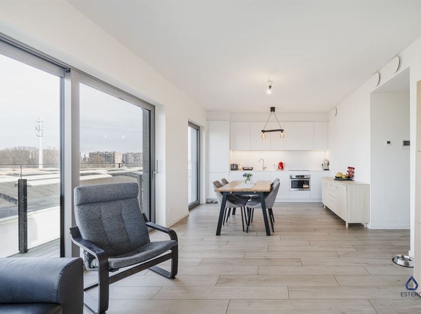 Dit prachtige nieuwbouw appartement bevindt zich in de recent opgetrokken wijk, Regatta.<br />
Het appartement is ruim, praktisch ingericht en werd af