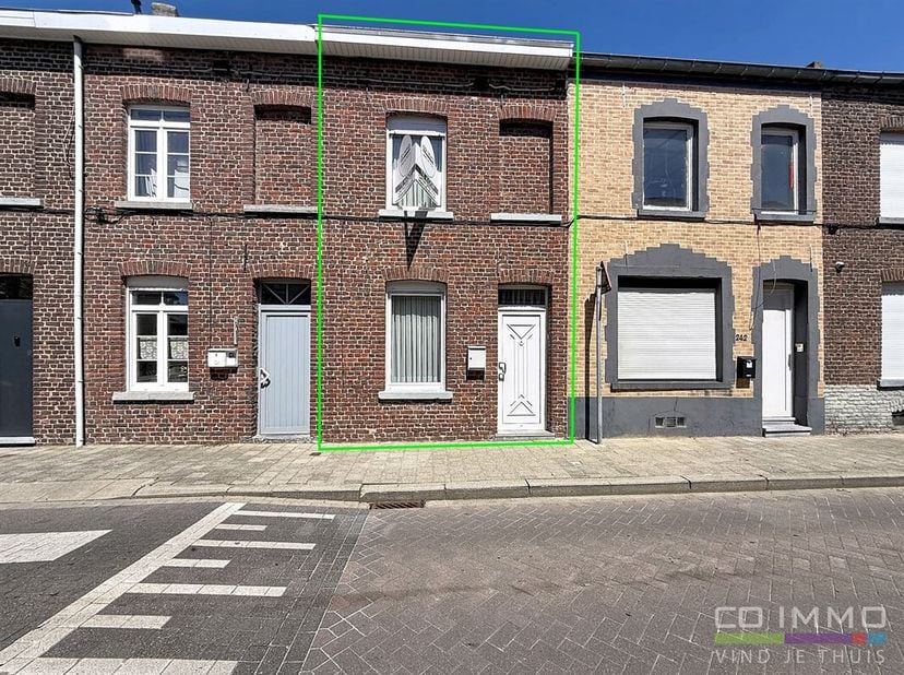 Verder te renoveren woning met tuin, gelegen te Tienen, Pastorijstraat 240, op een perceel van 3a 75ca.<br />
De woning onderging in 2002 reeds een gr