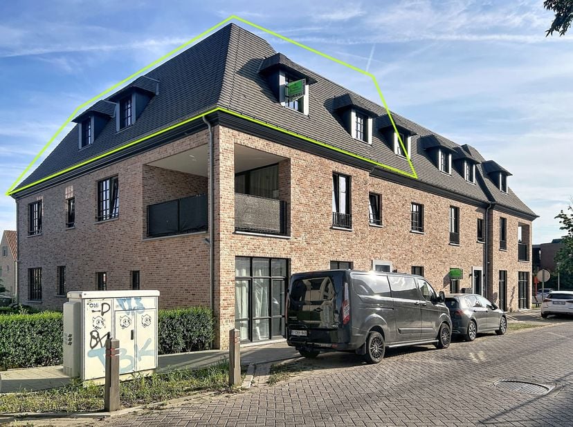 Modern en hip 2-slaapkamer appartement op de bovenverdieping van dit prachtig en rustig gelegen complex. Het appartement omvat een inkomhal met gasten