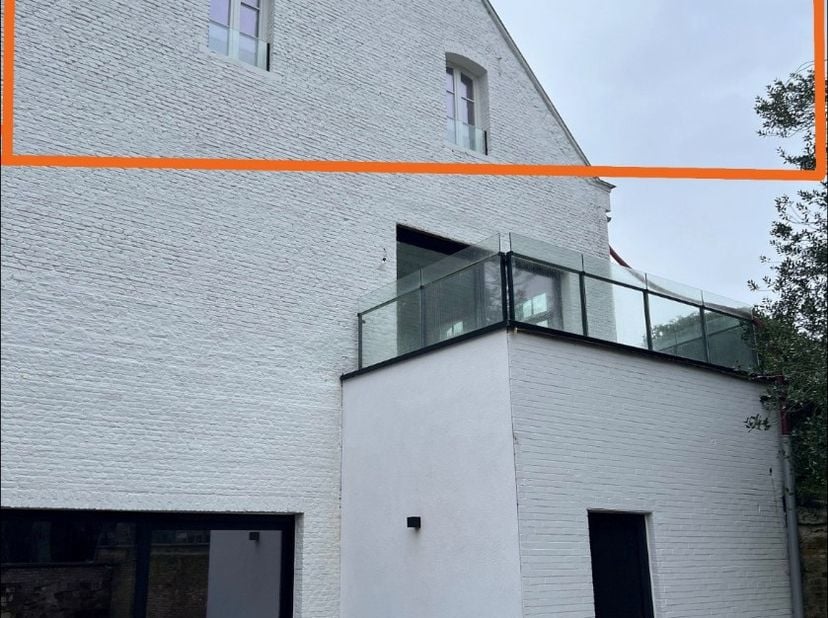 VOLLEDIG GERENOVEERD DUPLEX APPARTEMENT met 2 slaapkamers en terras te koop te Diest, Michel Theysstraat 6 A2.<br />
<br />
Het appartement is gelegen