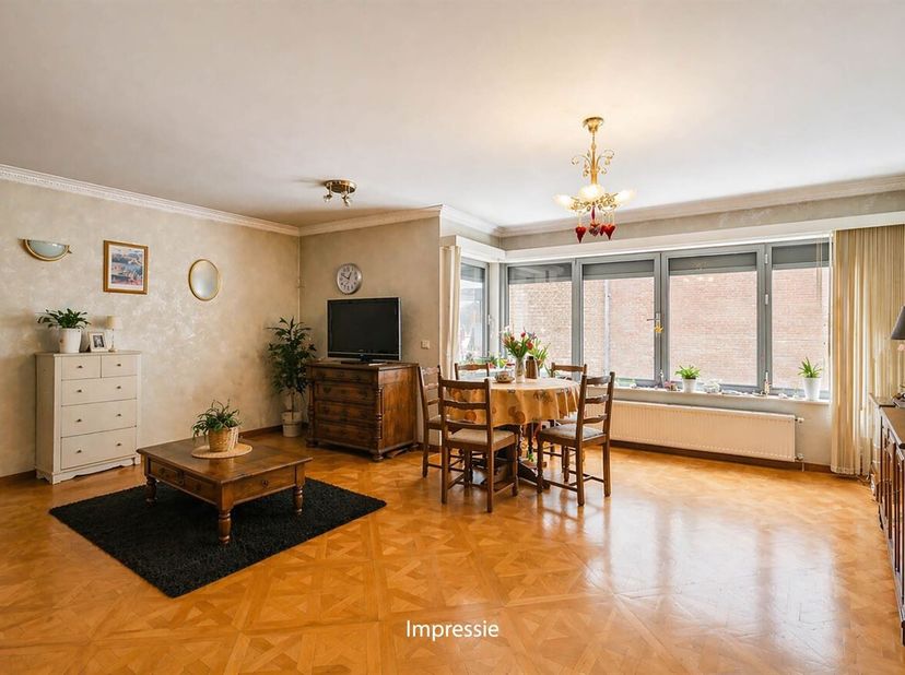 Gelegen in de P.J. Van Benedenstraat bevindt dit appartement zich in een levendige en uiterst centrale stadsomgeving. Op wandelafstand van de Bondgeno