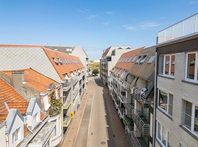 Instapklaar 2-slaapkamerappartement met twee zonneterrassen op topligging.<br />
Op een uitstekende locatie in de Gentstraat te Bredene, op wandelafst