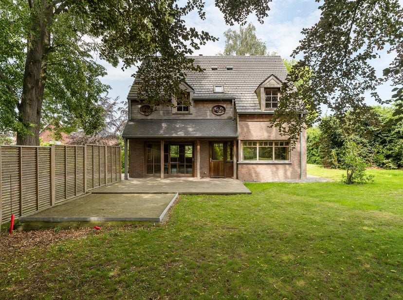 In het landelijke en gegeerde Leupegem, een deelgemeente van Oudenaarde, bevindt zich deze prachtige instapklare villa, gebouwd in 2013 en volledig op
