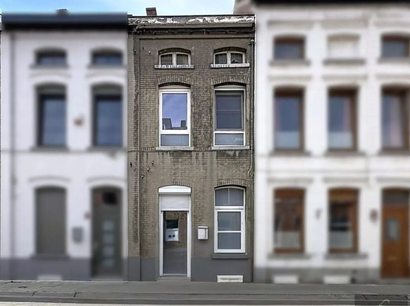 Située en plein centre-ville, proche des commerces, écoles, transports et de toutes les commodités, cette maison offre un beau potentiel après rénovat