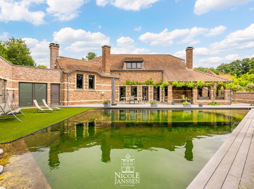 Deze authentieke villa straalt warmte en karakter uit. Afgewerkt met duurzame materialen en behoud van originele elementen, biedt deze villa een uniek