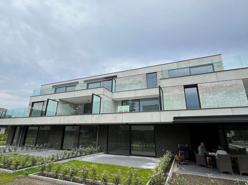 Bent u op zoek naar een energiezuinig nieuwbouwappartement op een rustige locatie? Dan is dit stijlvolle appartement op de eerste verdieping in Zandho