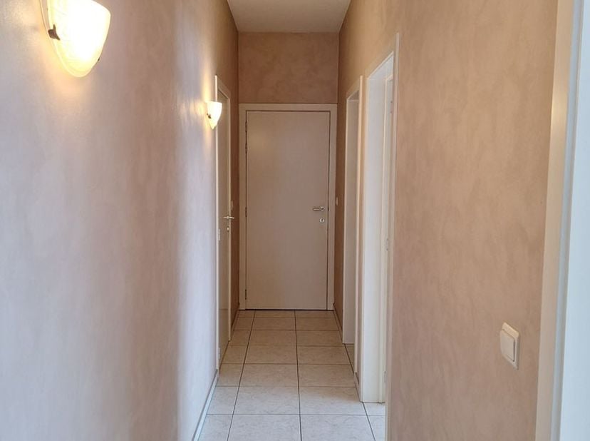Dit gelijkvloers appartement met een bewoonbare oppervlakte van +/- 100m² (volgens EPC)ligt in het centrum van Pelt.<br />
Het appartement is uitgerus