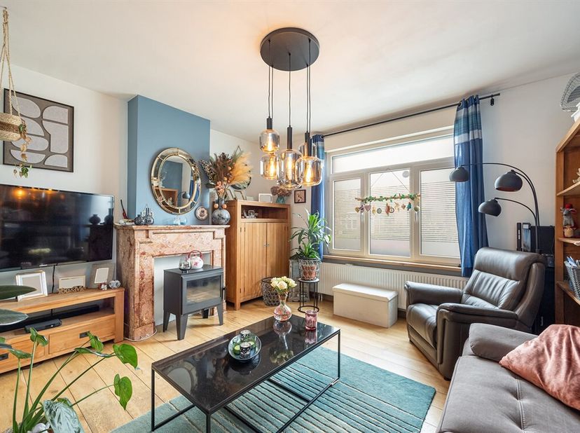 Aan de Weerstandlaan in Borgerhout, in de geliefde Tuinwijk nabij het Rivierenhof, bevindt zich deze instapklare halfopen woning met twee slaapkamers,