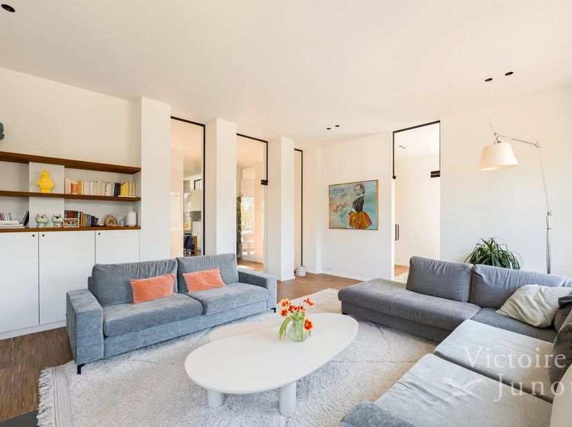 Fort Jaco, vlakbij winkels, scholen en openbaar vervoer, zal deze prachtige modernistische villa van ± 310 m² bruto u aanspreken door zijn architectuu