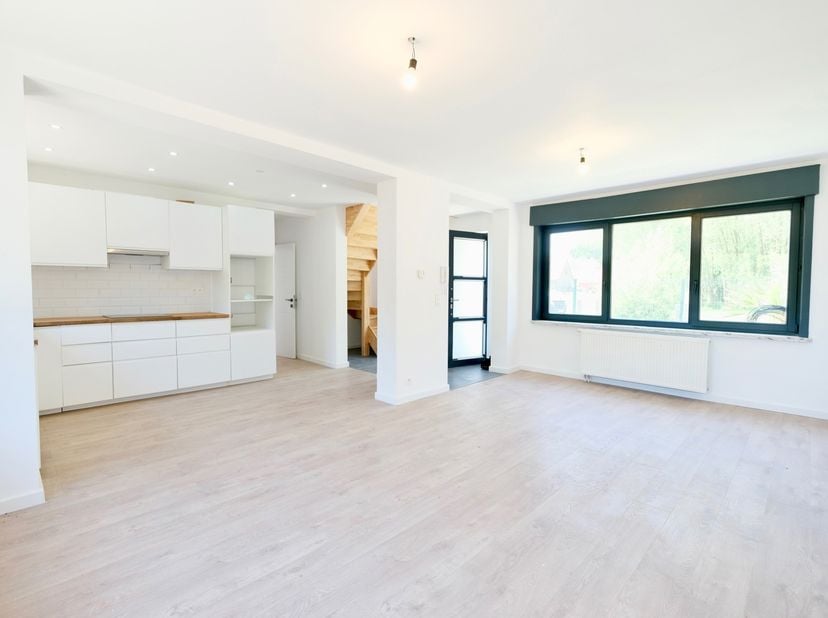 TERNAT - REF : 7716819 - Vlak bij het centrum van Liedekerke stellen wij u deze gerenoveerde woning voor met een aangename voortuin van 55 m².<br />
<