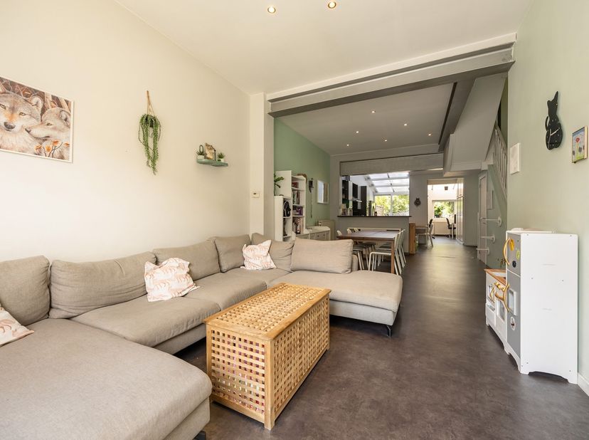 Op zoek naar een instapklare woning met karakter, ruimte en een uitstekende ligging? Dan is deze volledig gerenoveerde gezinswoning precies wat u zoek