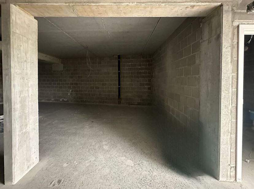 Dans un projet de construction neuve réalisé en 2025 dans un quartier calme d'Asse, nous proposons une place de parking à vendre. Cette place de stati