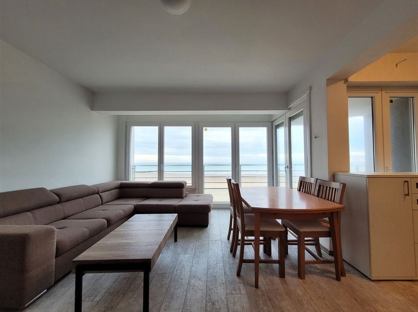 Gemeubeld appartement met zeezicht.<br />
Het appartement heeft 2 slaapkamers.<br />
<br />
Indeling: inkomhal, leefruimte met open keuken, terras