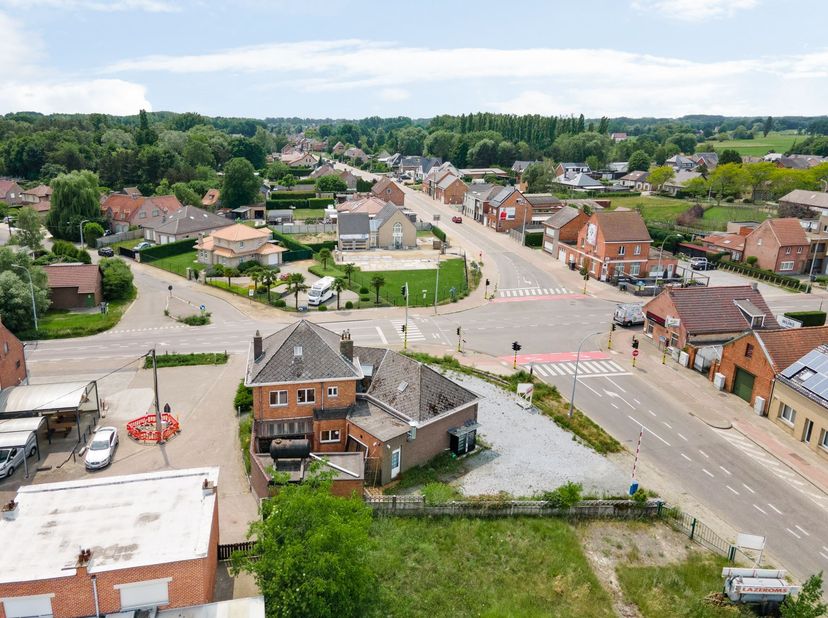 Ruime woning met mogelijkheden tot commerciële activiteit op locatie met uitstekende visibiliteit!<br />
Ligging: <br />
De woning met handelszaak is