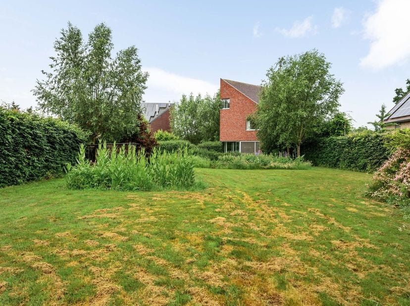 Cette villa à l'architecture unique allie espace, caractère et confort dans une situation exceptionnelle à proximité du centre de Geel. Située dans un