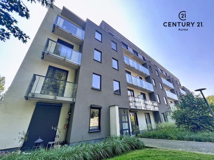 Résidence "Les Marronniers", situé dans le Parc de la Sablonnière, très bel appartement situé au rez de chaussée et composé de: hall d'entrée/nuit, WC