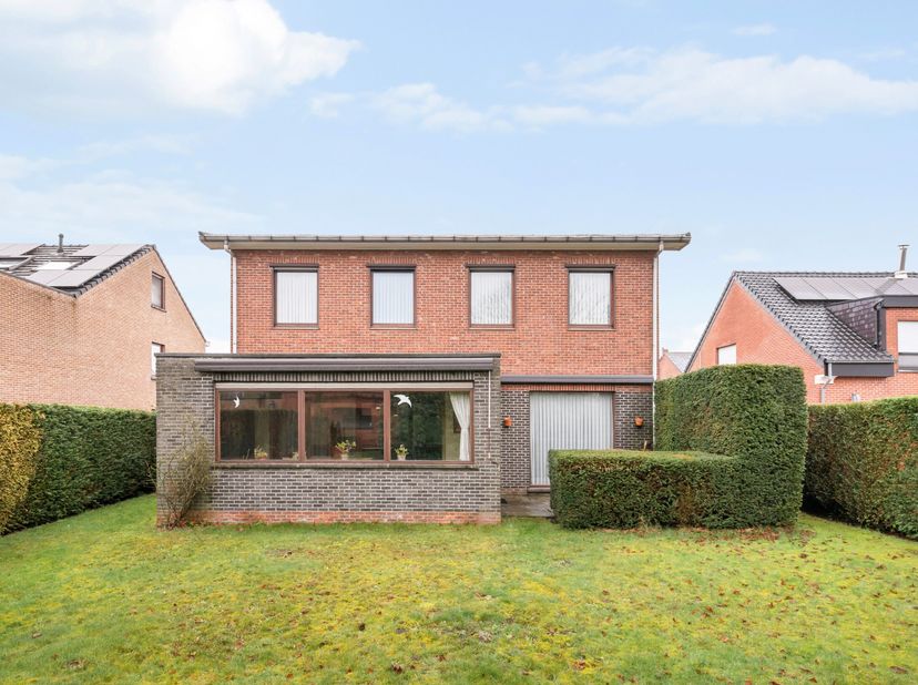 Gelegen in een rustige woonwijk en op wandelafstand van het station, vinden we deze op te frissen eengezinswoning in Sint-Katelijne-Waver terug.<br />