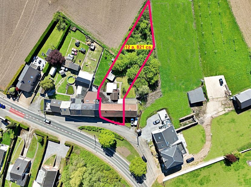 Charmante maison de 176m2 avec un entrepôt de +/_ 50m2. Érigée sur une parcelle en retrait de la voirie, le terrain de plus de 12 ares (à borner) offr