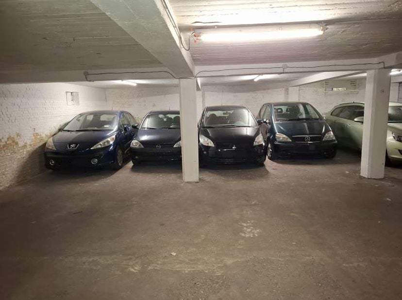 Overdekte binnen autostaanplaatsen (7autostaanplaatsen in totaal, kunnen 10auto’s staan), niet voor bestelwagens, st Bernardsesteenweg 240, Antwerpen