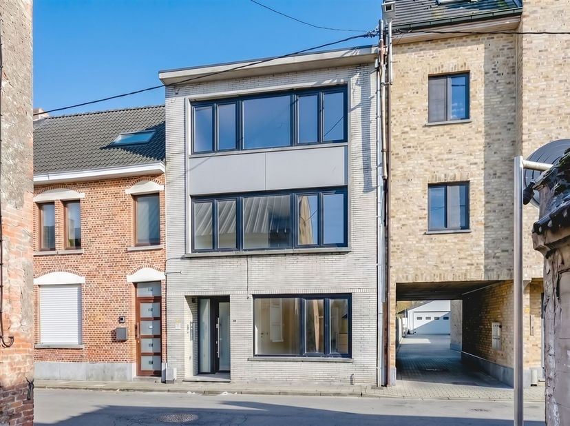 Dit volledig gerenoveerd appartement (2025) staat te koop aan de Kaaldries op een centrale locatie en op wandelafstand van het centrum van Hamme. Supe
