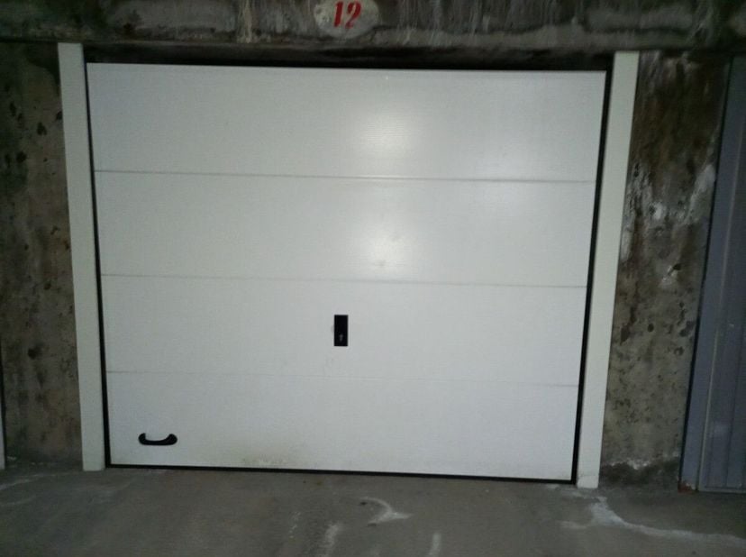 Boxes de garage souterrains et fermés à louer : sous Hendrikaplein.(5m40/2m85) à partir de euro115/moisDuinenveld (Franslaan-église) : 140 euro/moisYs