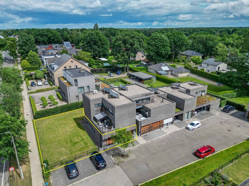 Aan de Roedenstraat 1 te Genk bevindt zich op het gelijkvloers dit &amp;nbsp;ruime luxe 3-slaapkamerappartement van maar liefst 144m2 met een terras en tu