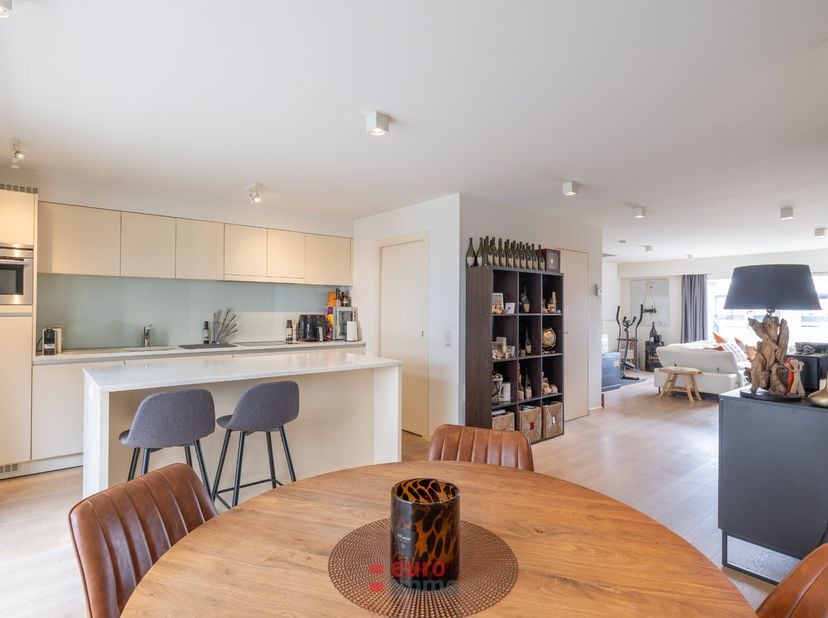 Dit schitterende duplexappartement bevindt zich op een absolute toplocatie in de winkelstraat van Nieuwpoort-Bad. Wie houdt van ruimte, licht en kwali