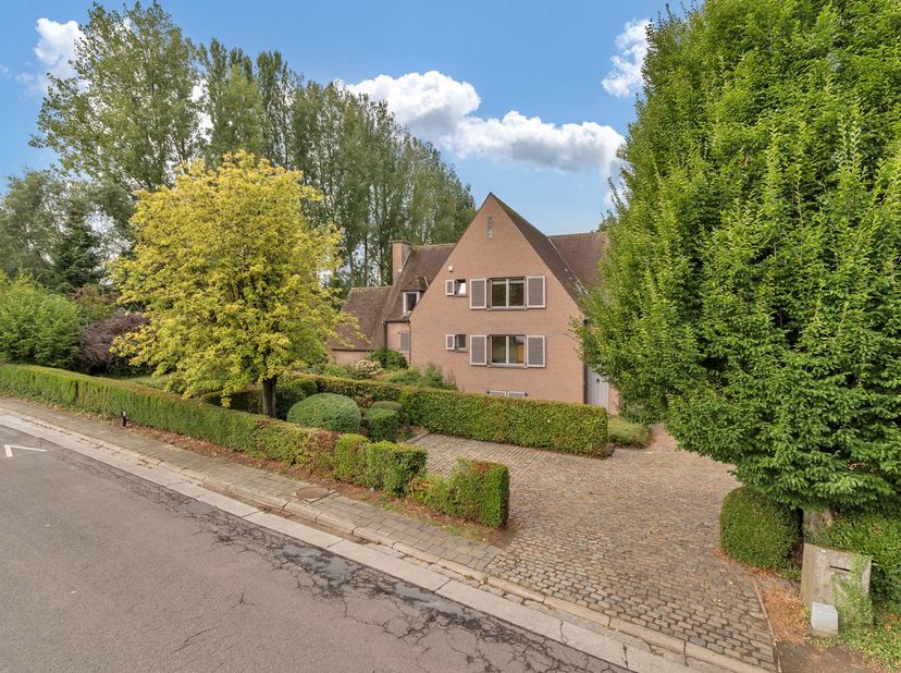 Op zoek naar een uitzonderlijke karaktervolle villa met tal van mogelijkheden?<br />
<br />
Dit prachtig pand is gelegen in het groene en rustige Onze