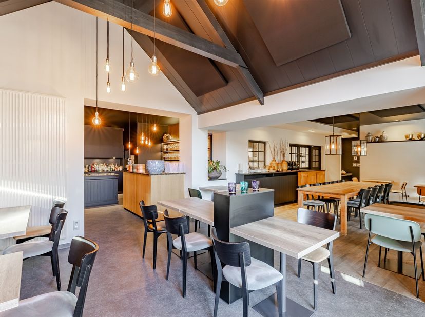 Ontdek deze uitzonderlijke overnamekans van een gerenommeerd restaurant/brasserie gelegen langs één van de belangrijkste invalswegen van Aalst, dichtb
