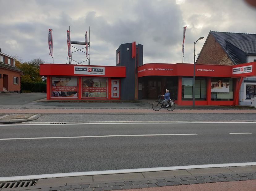 SHOWROOM/HANDELSPAND OP TOPLOCATIE.<br />
Het pand heeft een gelijkvloers van 870m2 en een kelderverdieping van 870m2. Het gebouw is gelegen op een te