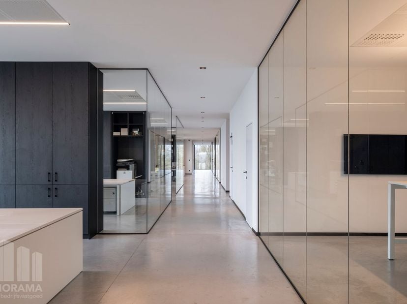 Prachtige kantoren van 750&amp;nbsp;m² met een unieke ligging in Tubeke, uitstekend bereikbaar via de E429 en met een snelle verbinding naar de E19. Een u