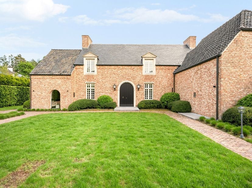 Deze prachtige Vlassak Verhulst villa in Oud-Turnhout is een droomwoning voor wie op zoek is naar ruimte, comfort en luxe. Deze villa is gelegen op ee