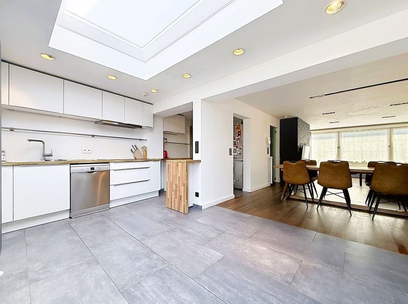 À proximité immédiate de toutes les commodités, cette maison bel étage bien entretenue offre de beaux volumes et une configuration fonctionnelle, idéa