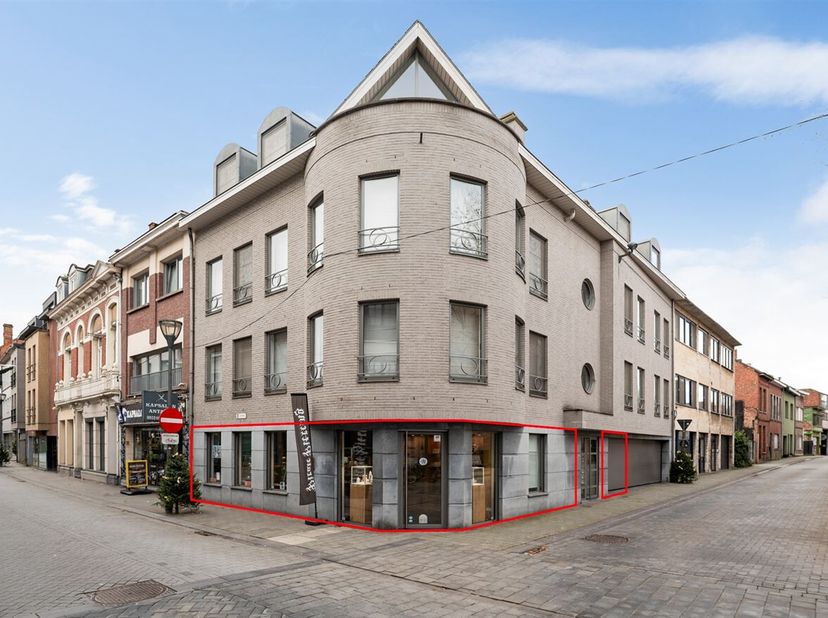Gelijkvloers handelspand met aparte berging en staanplaats<br />
Locatie<br />
Het pand is gelegen in de Patersstraat, een drukke en goed bereikbare s