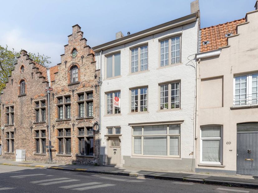 In het hart van de historische binnenstad van Brugge bieden wij dit charmante en karaktervolle pand te koop aan. Gelegen in de directe nabijheid van d