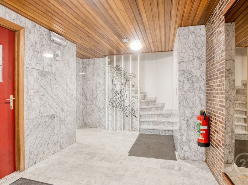 Op zoek naar een verzorgd appartement aan de kust? Dit smaakvol ingerichte appartement geniet van een zijdelings zeezicht en bevindt zich op een uitst