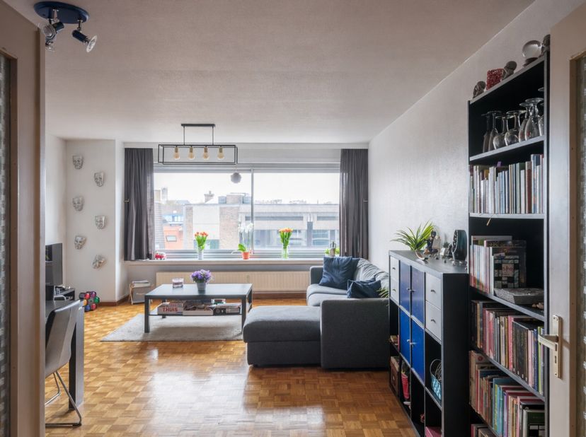 Ruim appartement met 2 slaapkamers en een zonnig terras, gelegen vlakbij het centrum van Gent.<br />
<br />
Het appartement bevindt zich op de 6de ver